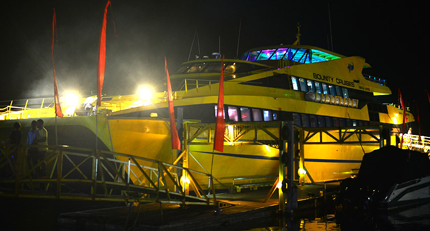 黄色が特徴的なバリ島最大級のクルーズ船・ボウンティ号