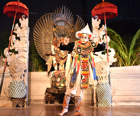迫力のあるバリ島の伝統舞踊を間近で鑑賞することが出来ます