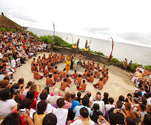 バリ島の舞踊の中でも人気のあるケチャックダンス