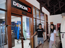 Arrive at Dekom shop