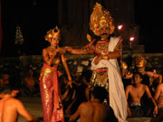 寺院の併設ステージでは毎日ケチャックダンスが公演される