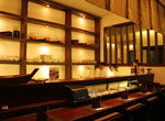 刺身が並ぶ寿司バーカウンター