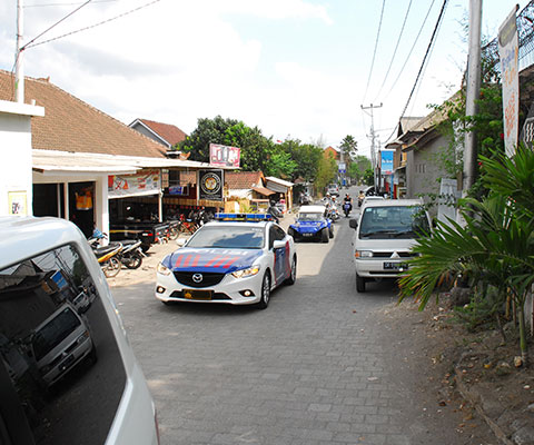 バリ島の警察官がお客様の移動車を先導