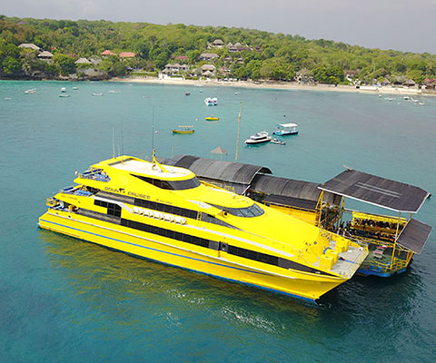 黄色いボディが特徴的なボウンティ号でレンボンガン島沖の浮島へ