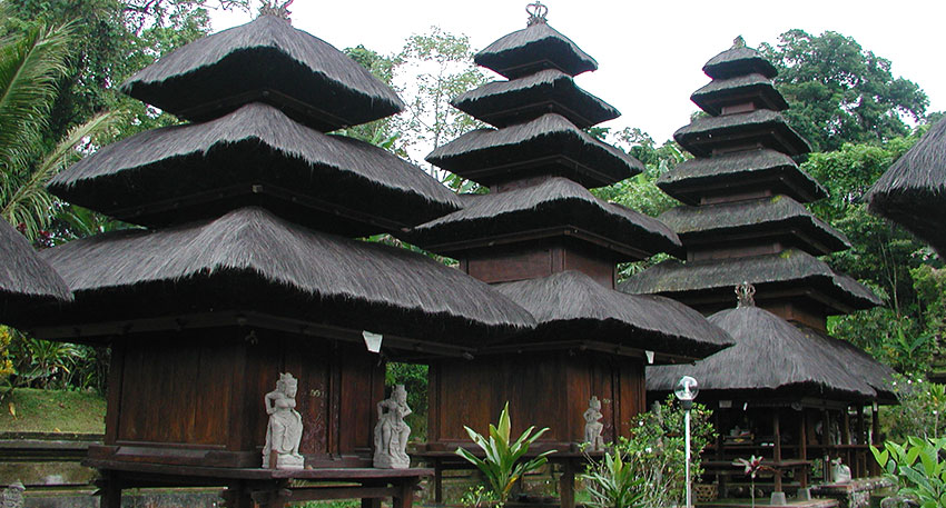 バトゥカル山の中腹に建っているバトゥカル寺院