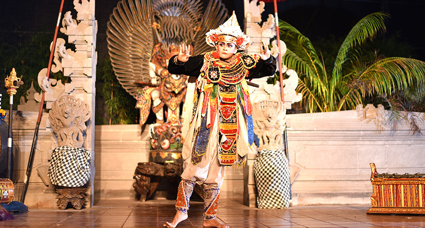 迫力のあるバリ島の伝統舞踊を間近で鑑賞することが出来ます