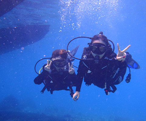 透明度が高く人気のダイビングスポットのレンボンガン島