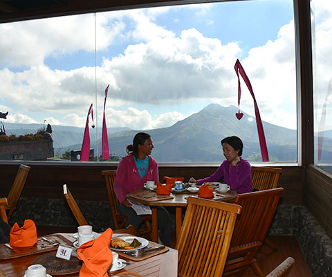 バトゥール山を眺められるマドゥ・サリ・レストランにてモーニングティー