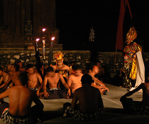 バリ島の舞踊の中でも人気のケチャックダンス