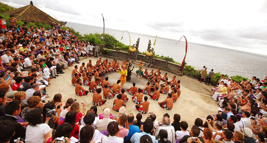 バリ島の舞踊の中でも人気のあるケチャックダンス