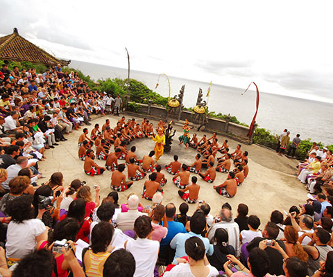バリ島の伝統舞踊の中でも人気のケチャックダンス